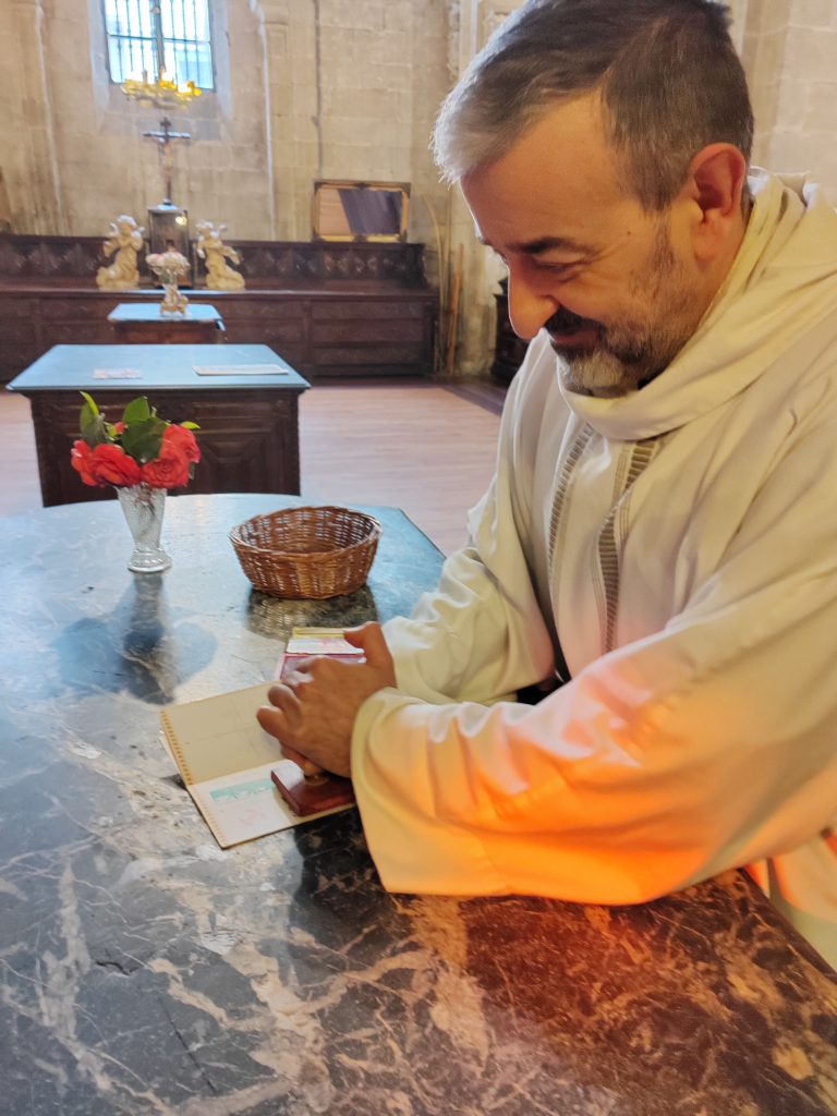 Katedraalin pappi leimaa vaelluspassimme - Il parroco della Cattedrale timbra il pass escursionistico che timbramo.